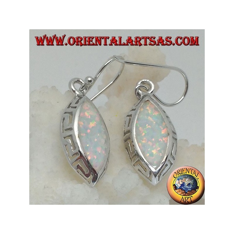 Pendientes colgantes de plata con opal blanco y calados en los laterales.