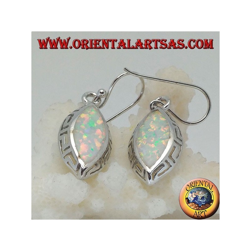 Pendientes colgantes de plata con opal blanco y calados en los laterales.