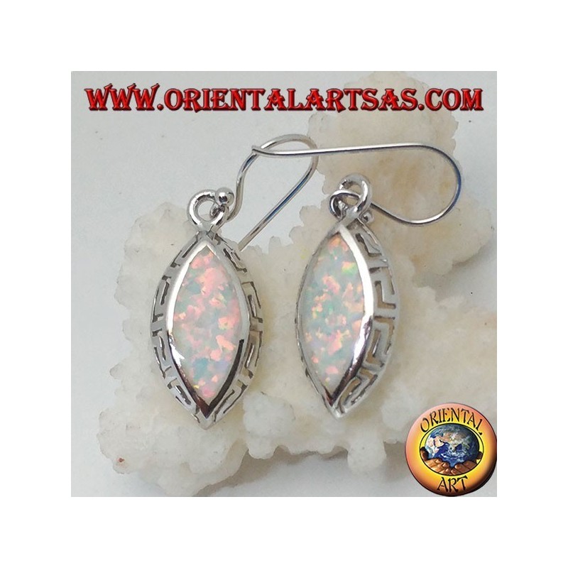 Pendientes colgantes de plata con opal blanco y calados en los laterales.