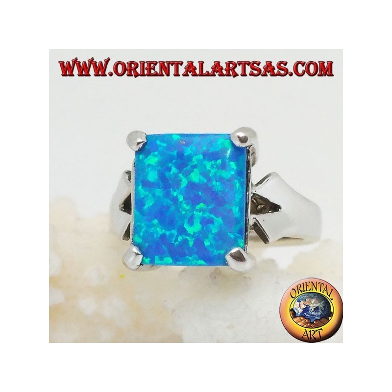 Anillo de plata con ópalo de fuego azul rectangular incrustado y marco en V en los lados