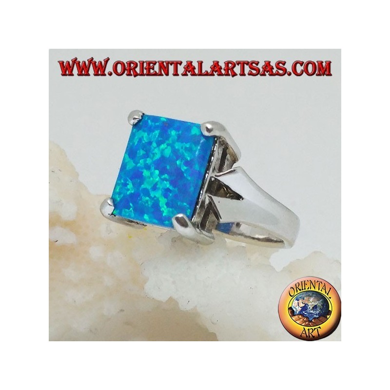 Anello in argento con opale di fuoco blu rettangolare incastonato e montatura a V sui lati