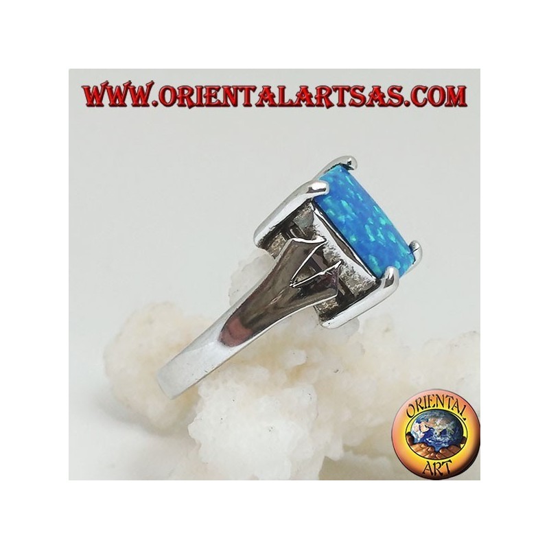 Anello in argento con opale di fuoco blu rettangolare incastonato e montatura a V sui lati