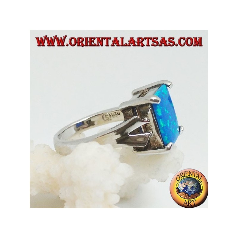 Anillo de plata con ópalo de fuego azul rectangular incrustado y marco en V en los lados