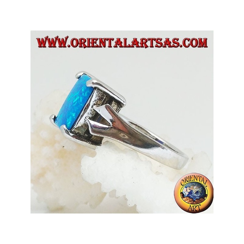 Anello in argento con opale di fuoco blu rettangolare incastonato e montatura a V sui lati
