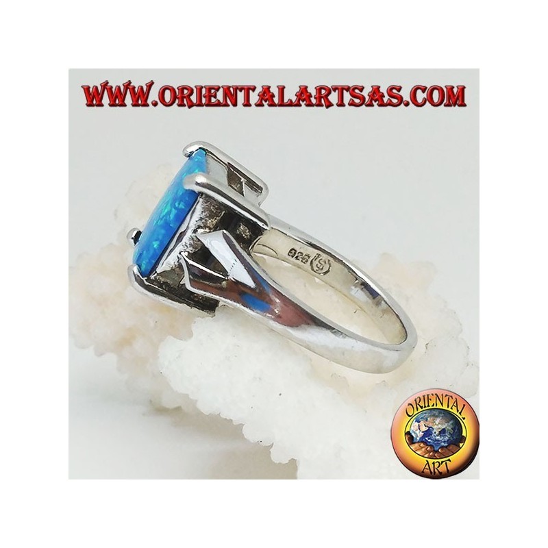 Bague en argent avec opale de feu rectangulaire bleue intégrée et cadre en V sur les côtés