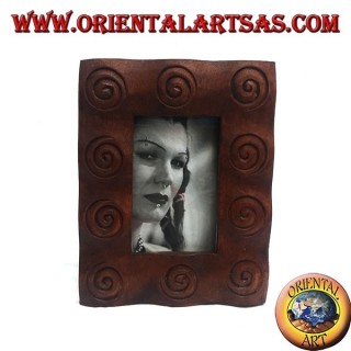 Photo frame with spirals engraved in pine wood 25x20 cm