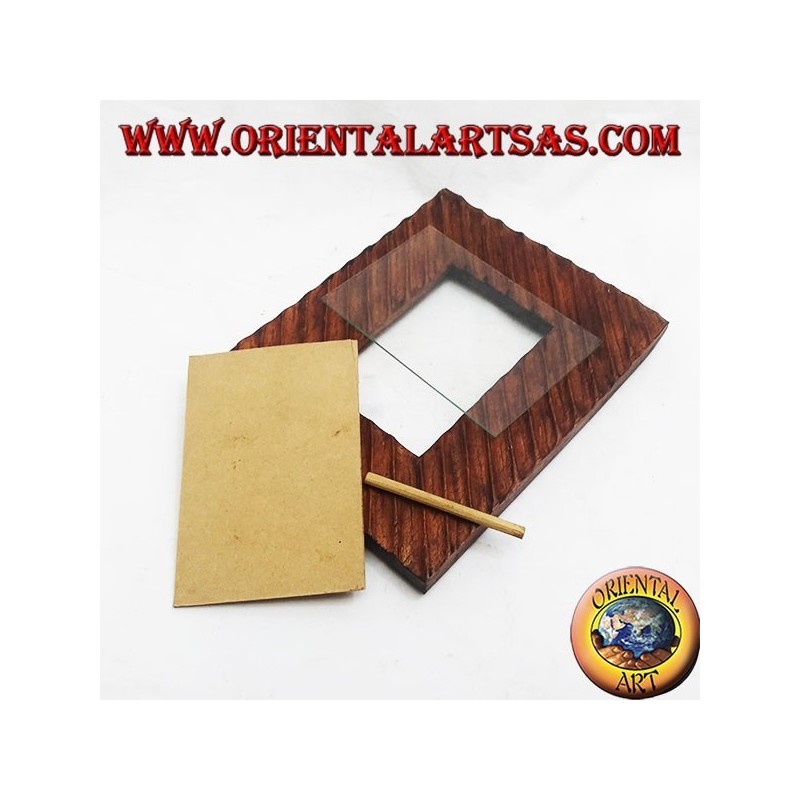 Marco de fotos con líneas oblicuas grabadas en madera de pino 25x20 cm.