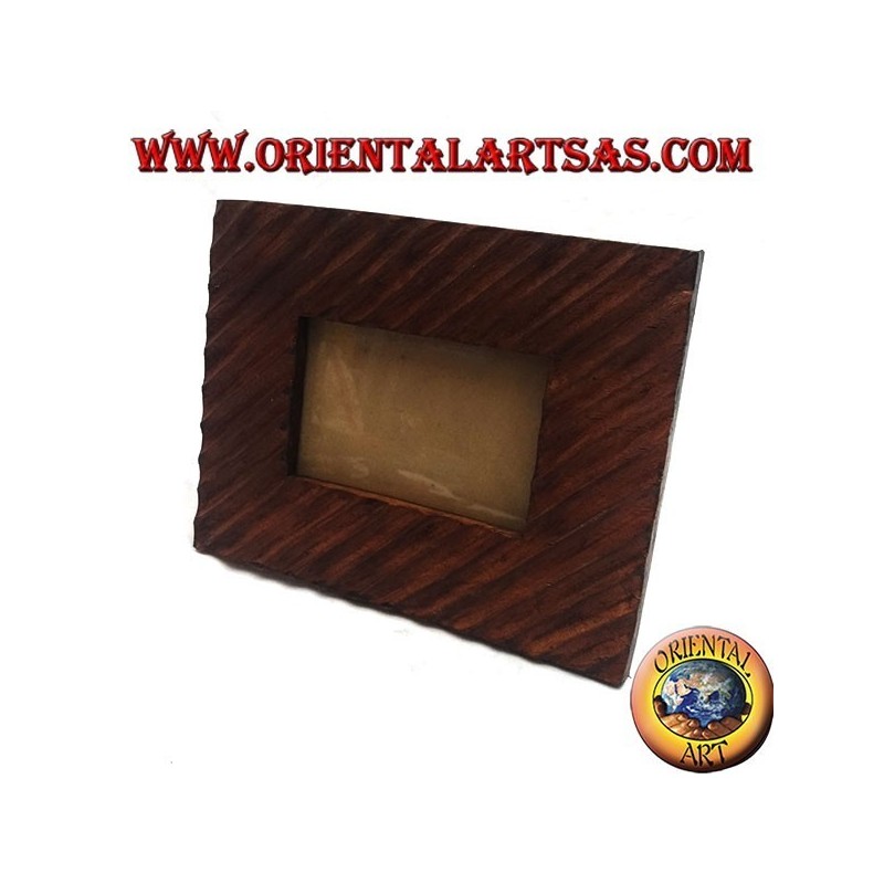 Marco de fotos con líneas oblicuas grabadas en madera de pino 25x20 cm.