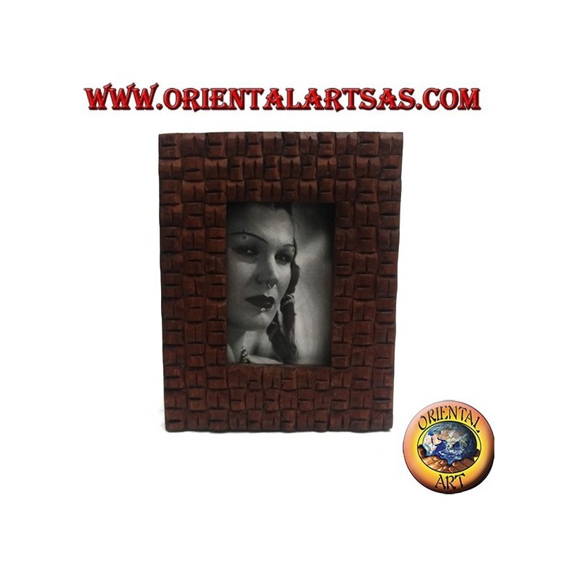 Cornice portafoto con intreccio a quadretti inciso in legno di pino da 25x20 cm