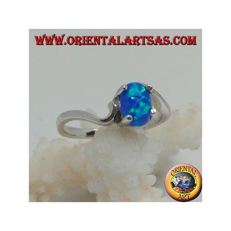 Anello in argento con opale blu ovale incastonato e montatura asimmetrica