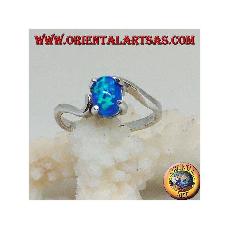 Anillo de plata con conjunto ovalado de ópalo azul y engaste asimétrico.