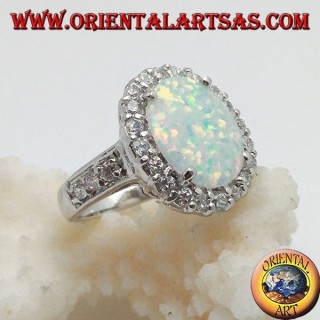 Bague en argent avec opale arlequin ovale sertie de zircons autour et sur les côtés