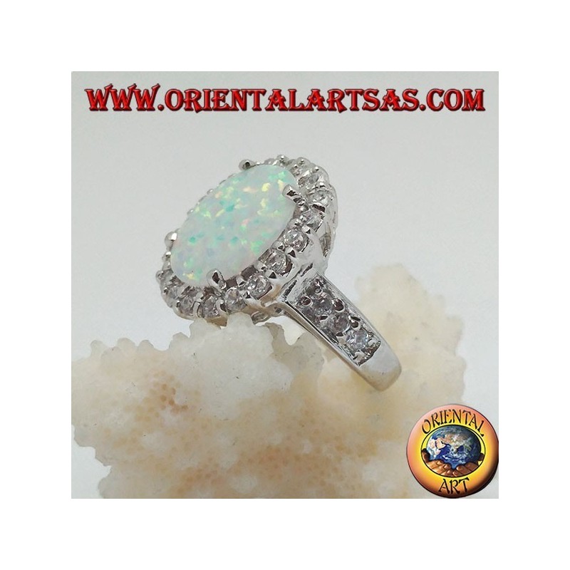 Anello in argento con opale arlecchino ovale incastonato con zirconi intorno e sui lati