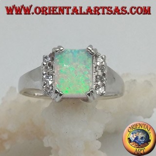 Anello in argento con opale arlecchino rettangolare incastonato a quattro e fila di zirconi sui lati