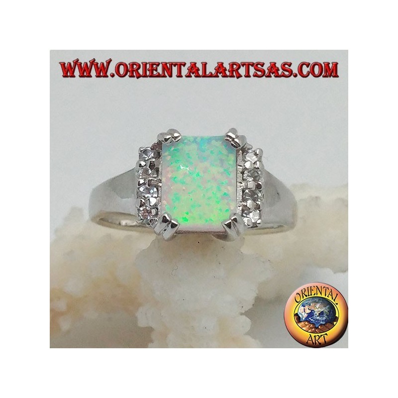 Bague en argent avec opale arlequin rectangulaire sertie de quatre et rangée de zircons sur les côtés