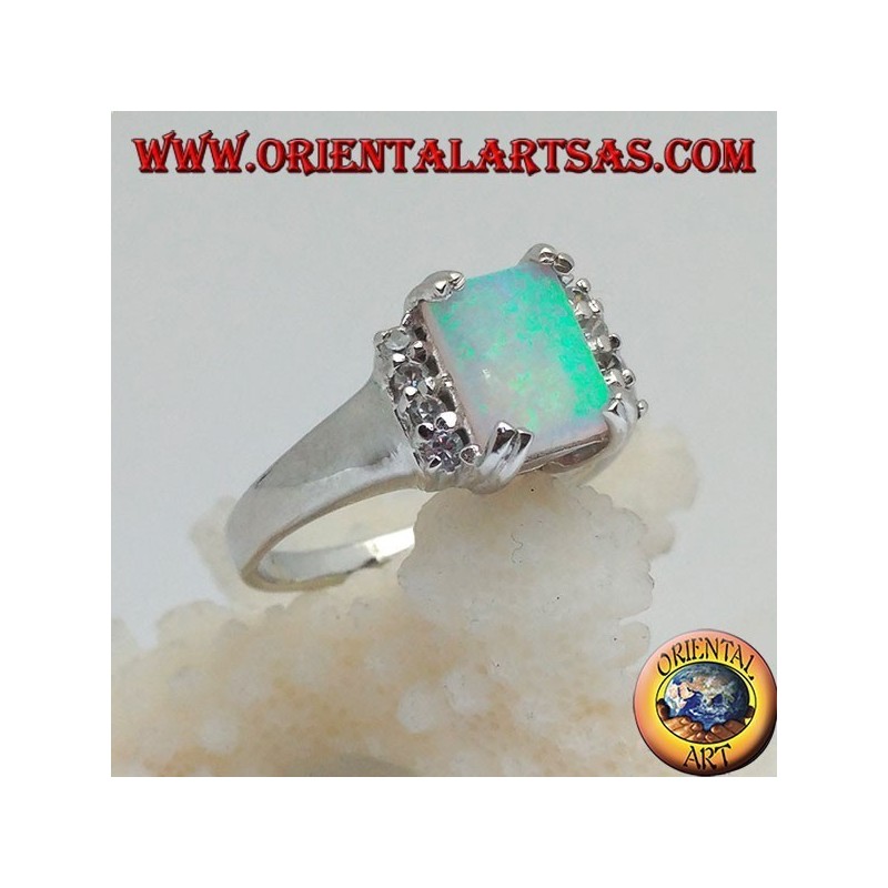 Bague en argent avec opale arlequin rectangulaire sertie de quatre et rangée de zircons sur les côtés