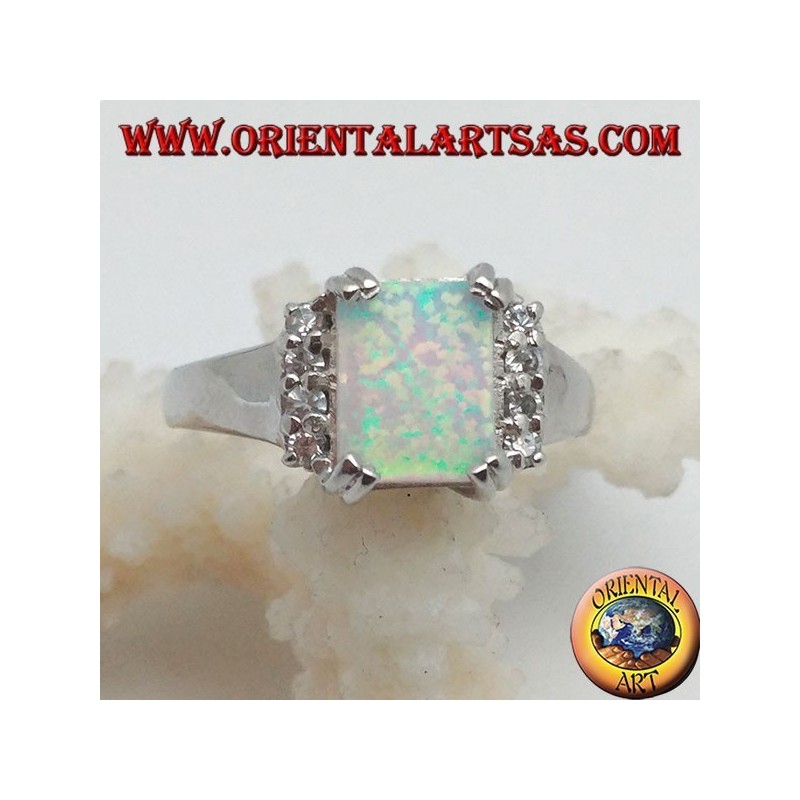 Anello in argento con opale arlecchino rettangolare incastonato a quattro e fila di zirconi sui lati