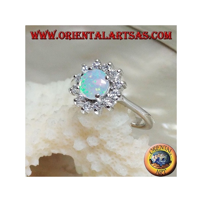 Silberring mit rundem Harlekin-Opal in vier Hälften, umgeben von Zirkonia