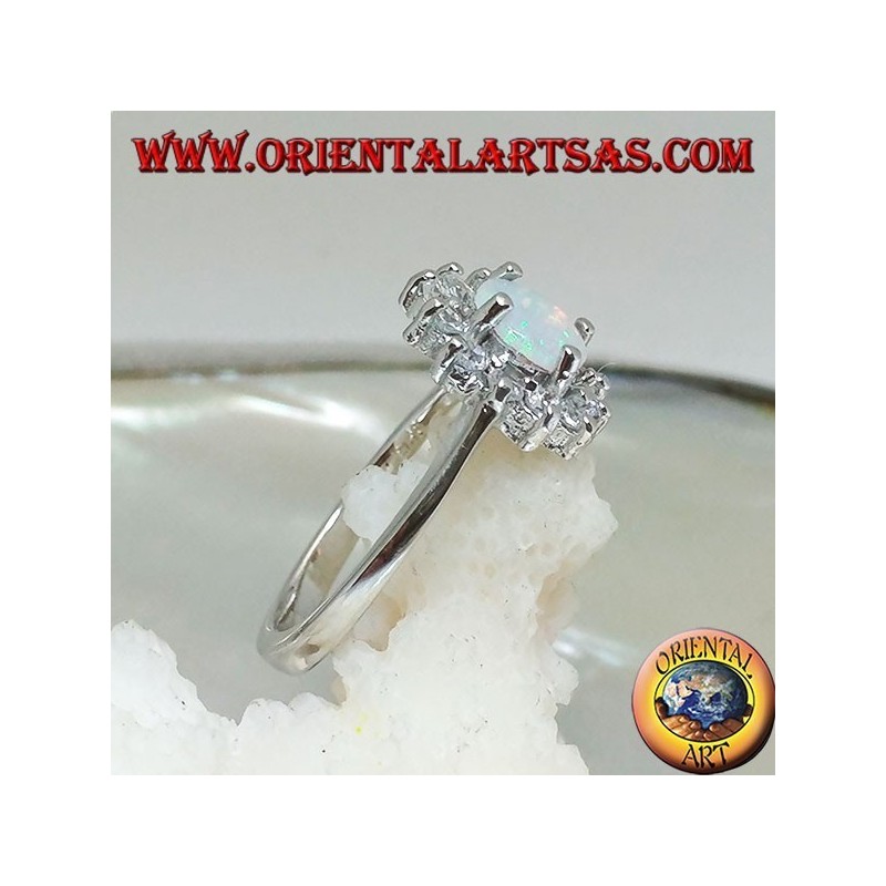 Bague en argent avec opale arlequin ronde sertie de quatre entourée de zircone cubique