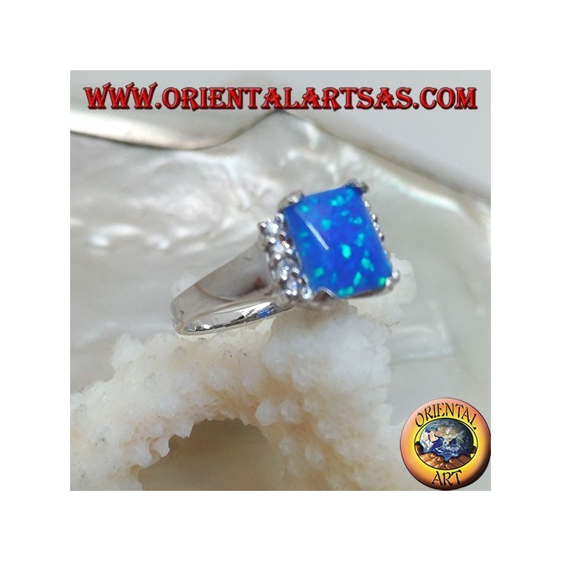Silberring mit rechteckigem blauem Opal in vier und einer Reihe von Zirkonen an den Seiten