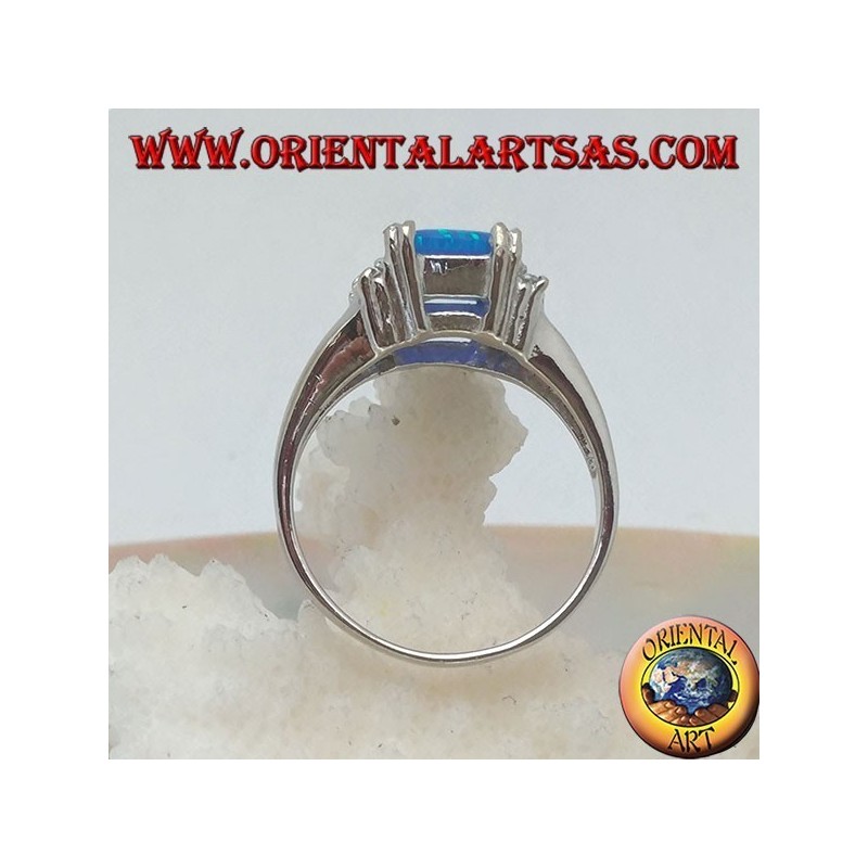 Bague en argent avec opale bleue rectangulaire sertie de quatre et rangée de zircons sur les côtés
