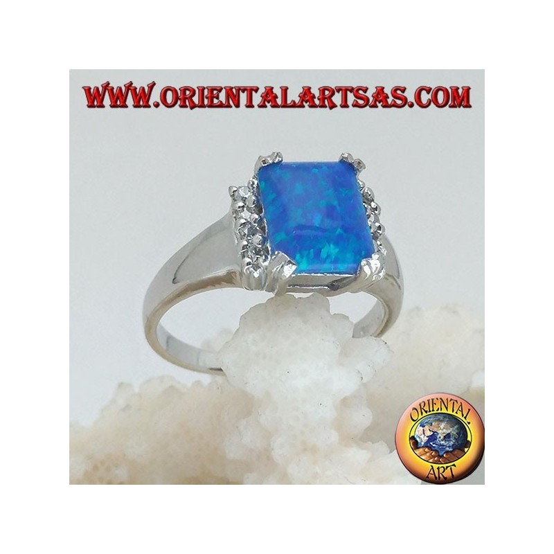 Anello in argento con opale blu rettangolare incastonato a quattro e fila di zirconi sui lati