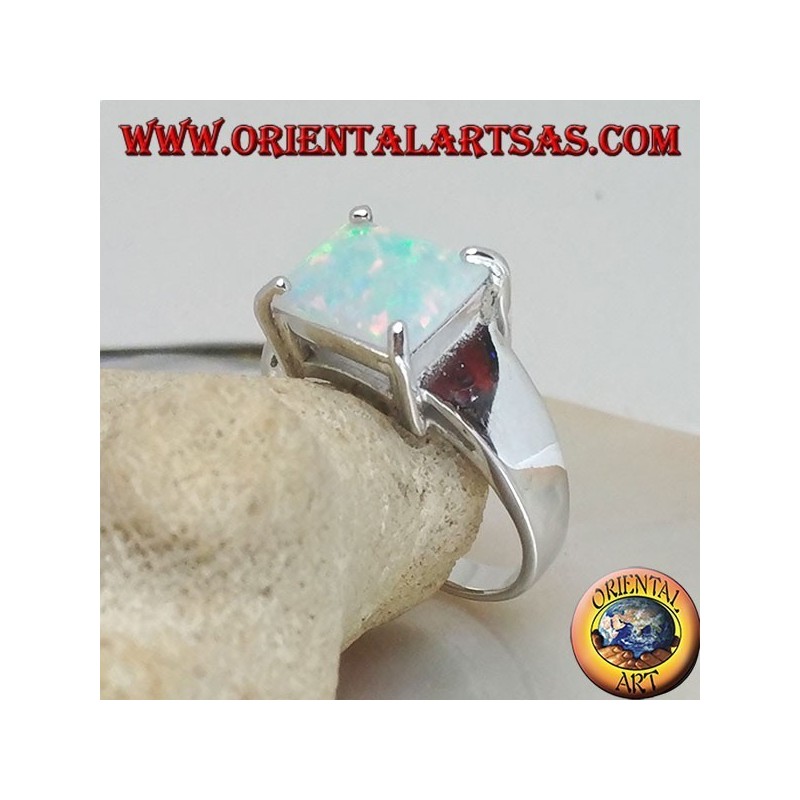 Bague en argent avec une opale arlequin rectangulaire horizontale sertie de quatre