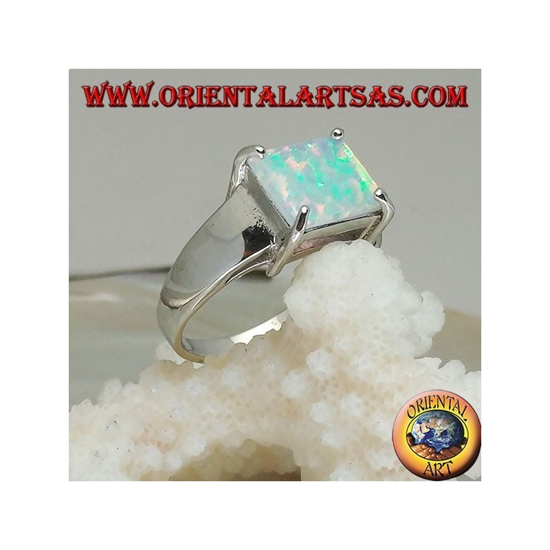 Bague en argent avec une opale arlequin rectangulaire horizontale sertie de quatre
