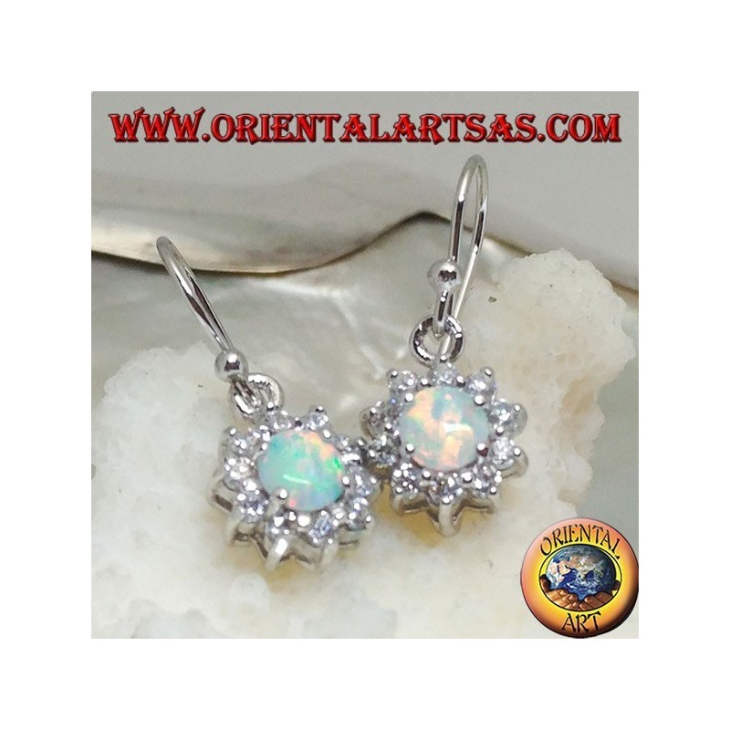 Silberne Ohrringe mit rundem Harlekinopal, umgeben von Zirkonia (klein)