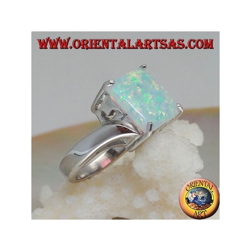 Bague en argent avec opale arlequin carré sertie de quatre et sertissage asymétrique