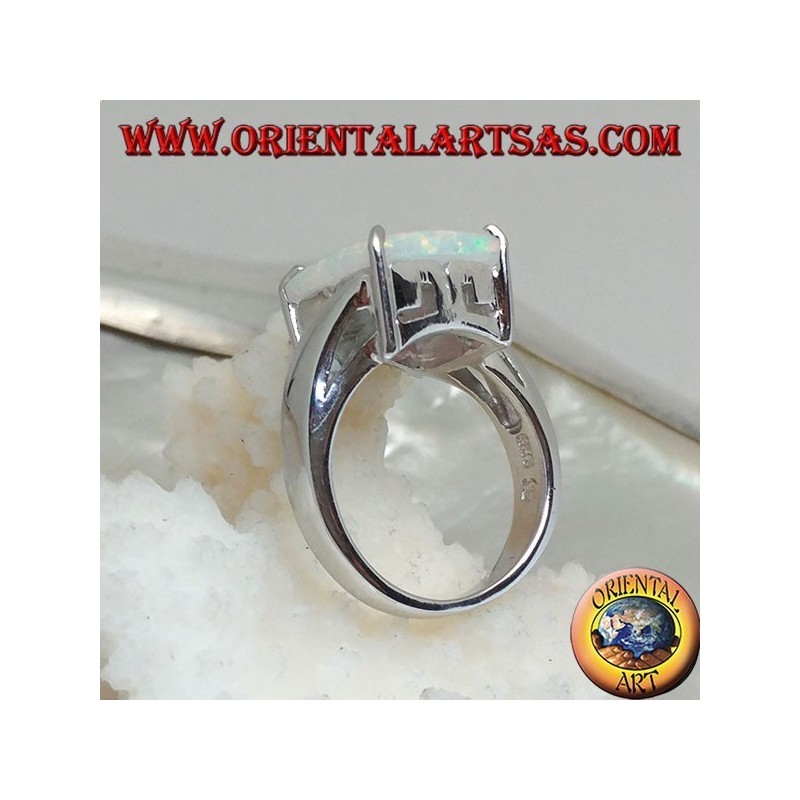 Anello in argento con opale arlecchino quadrato incastonato a quattro e montatura asimmetrica