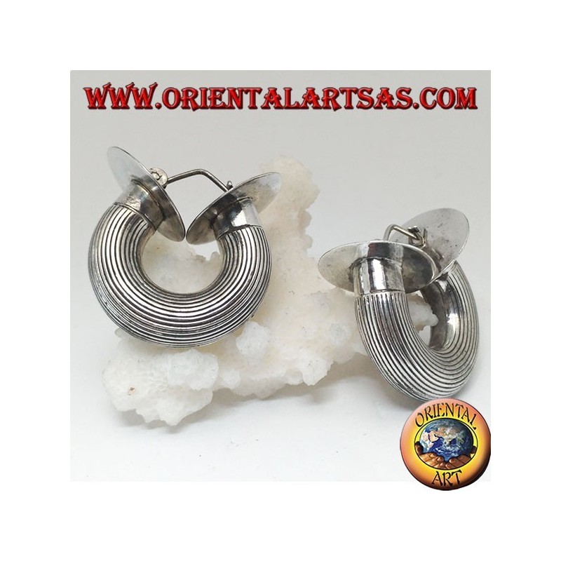 Pendientes de plata de rayas anchas con sección cilíndrica y discos finales