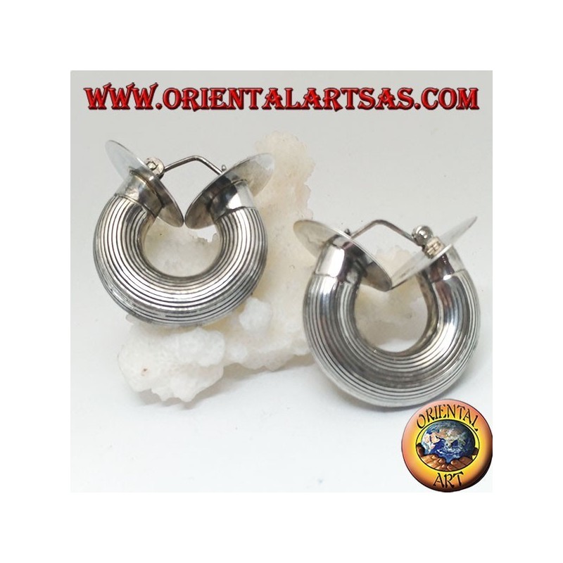 Pendientes de plata de rayas anchas con sección cilíndrica y discos finales