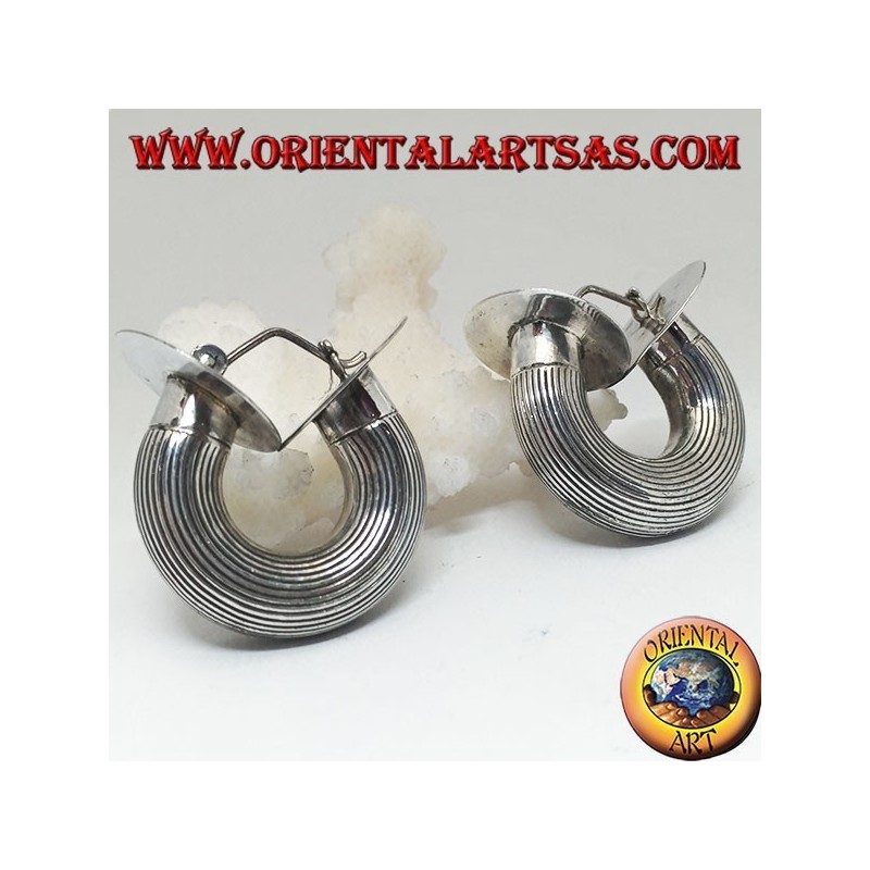 Pendientes de plata de rayas anchas con sección cilíndrica y discos finales