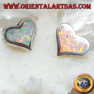 Pendientes lobulares de plata con ópalo blanco en forma de corazón ancho y montura lisa.