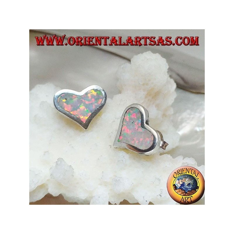 Pendientes lobulares de plata con ópalo blanco en forma de corazón ancho y montura lisa.