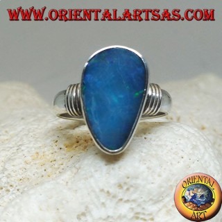 Anillo de plata con ópalo asimétrico azul natural y rayas en los laterales.