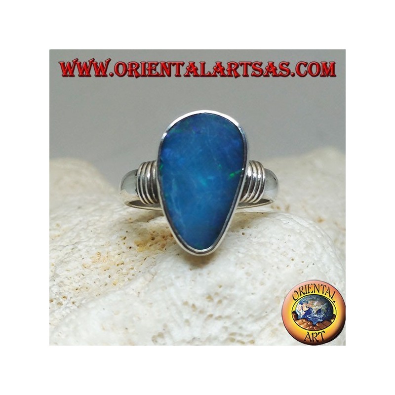 Anello in argento con opale blu naturale a goccia asimmetrica e righe sui lati