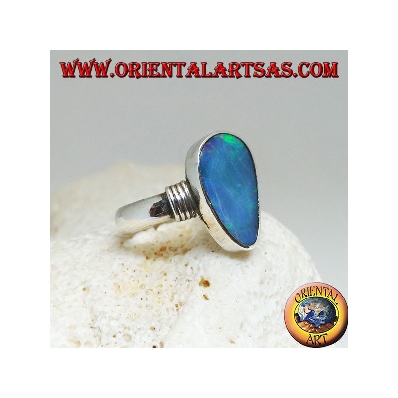 Bague en argent avec opale goutte asymétrique bleu naturel et rayures sur les côtés