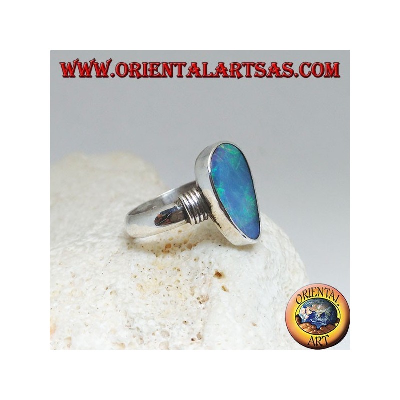 Anillo de plata con ópalo asimétrico azul natural y rayas en los laterales.