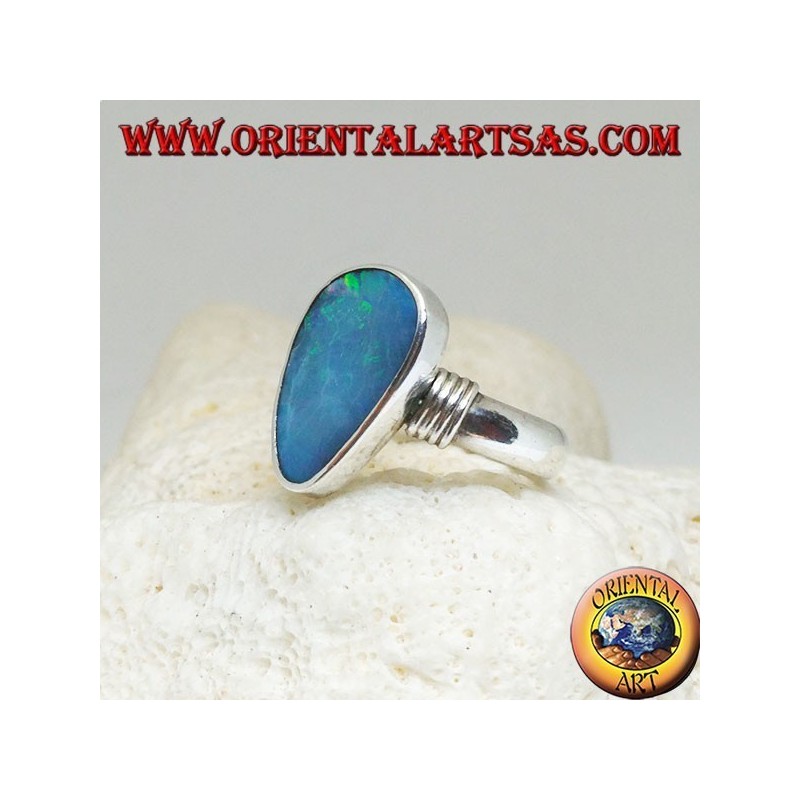 Bague en argent avec opale goutte asymétrique bleu naturel et rayures sur les côtés