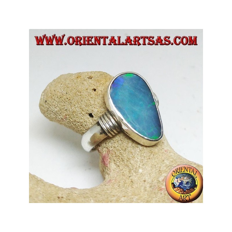 Bague en argent avec opale goutte asymétrique bleu naturel et rayures sur les côtés