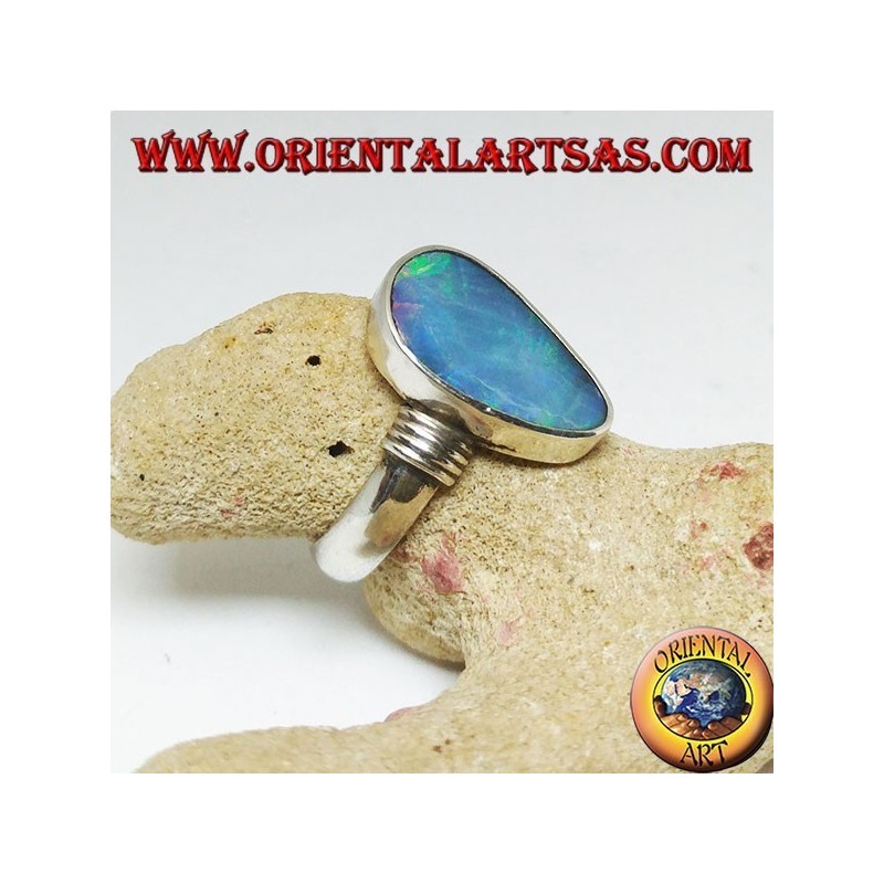 Bague en argent avec opale goutte asymétrique bleu naturel et rayures sur les côtés