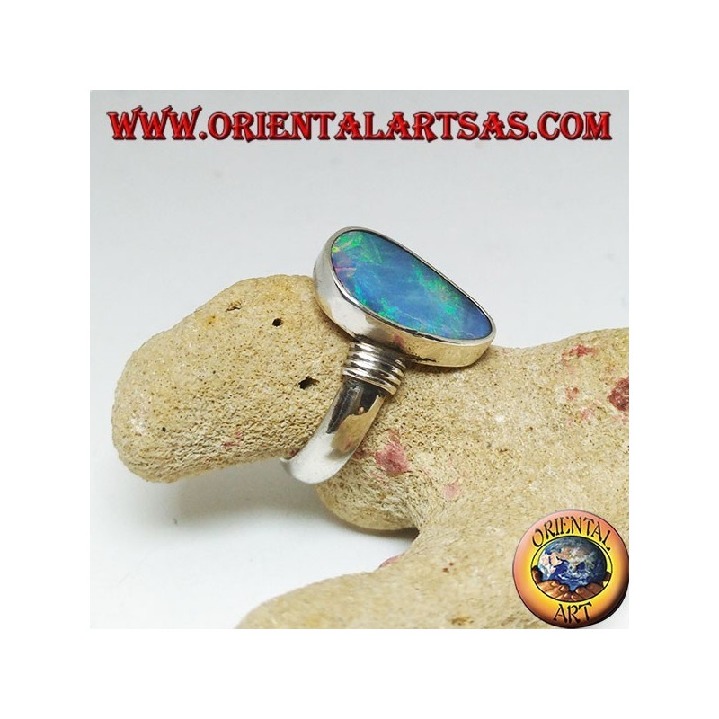Silberring mit asymmetrischem Tropfen aus natürlichem blauem Opal und Streifen an den Seiten