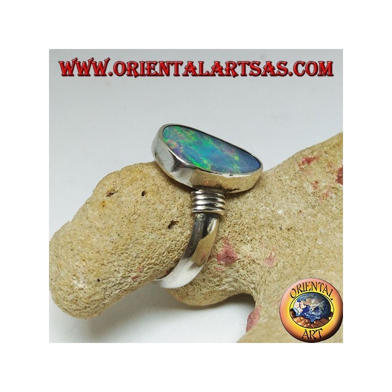 Silberring mit asymmetrischem Tropfen aus natürlichem blauem Opal und Streifen an den Seiten