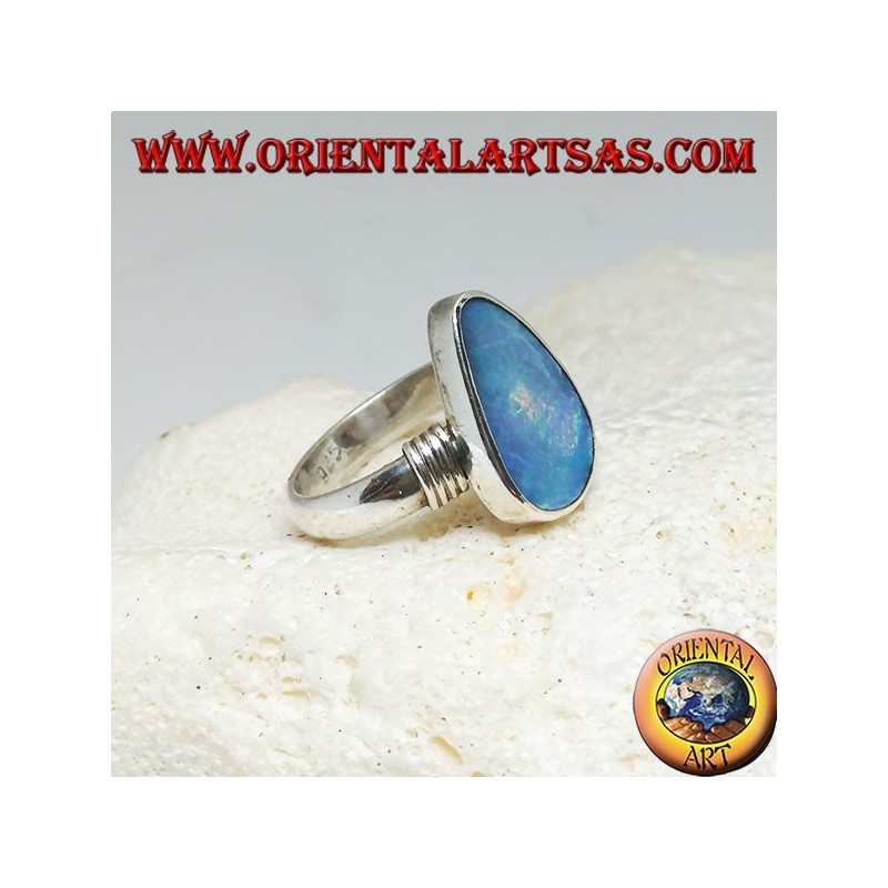 Anello in argento con opale blu naturale a goccia asimmetrica e righe sui lati