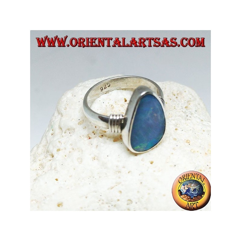 Silberring mit asymmetrischem Tropfen aus natürlichem blauem Opal und Streifen an den Seiten