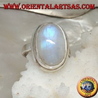 Anello in argento con pietra di luna arcobaleno cabochon ovale su montatura semplice con bordino