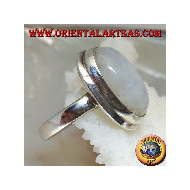 Anillo de plata con cabujón oval de piedra lunar del arco iris en marco simple con borde