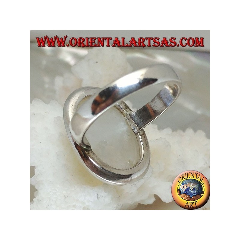 Bague en argent avec cabochon ovale en pierre de lune arc-en-ciel sur cadre simple avec bordure